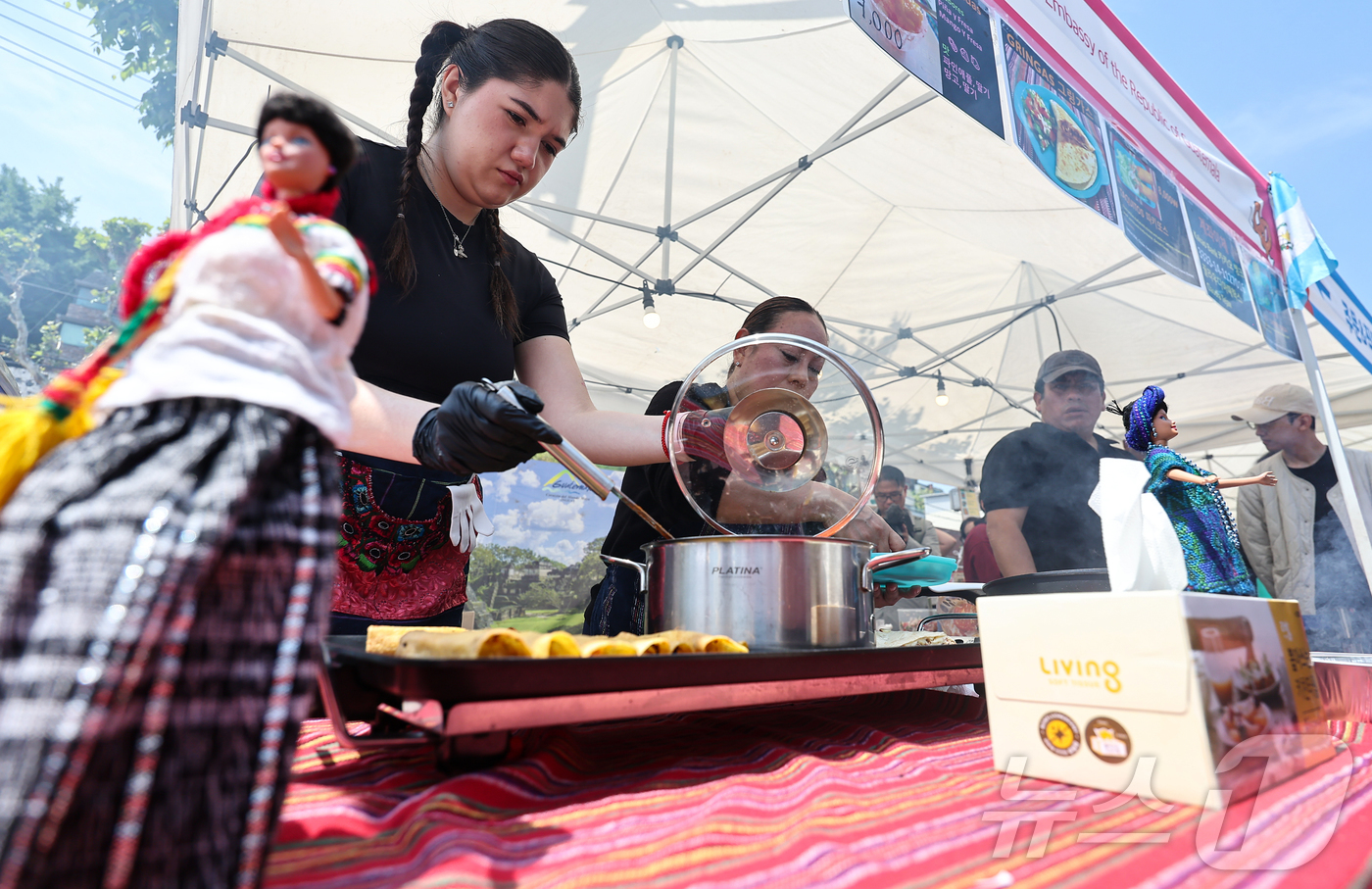 (서울=뉴스1) 김도우 기자 = 18일 서울 성북구 성북로 일대에서 열린 제17회 성북세계음식축제 누리마실에서 세계 각국 음식들이 판매되고 있다.제17회를 맞는 성북세계음식축제 누 …