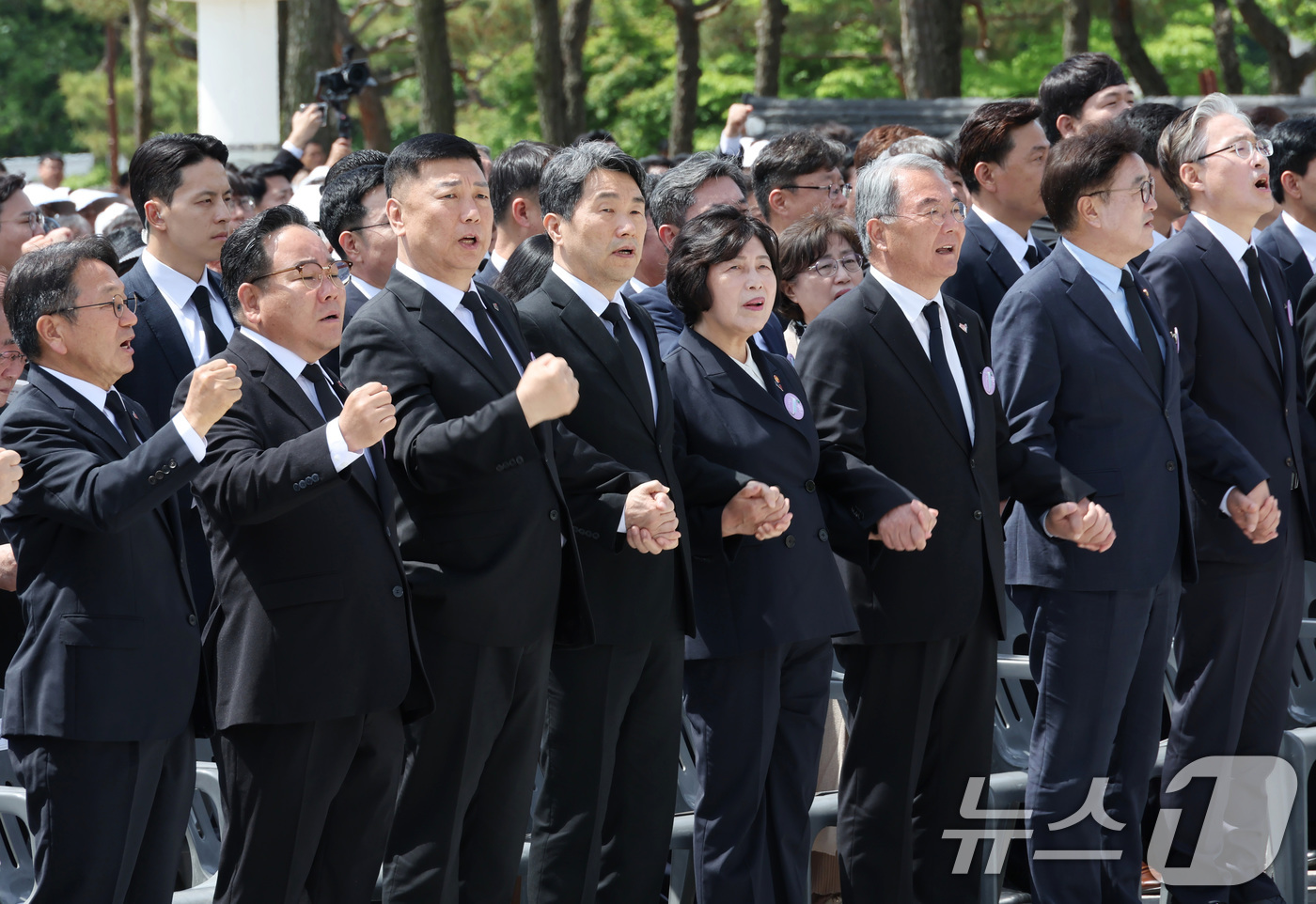 (광주=뉴스1) = 이주호 대통령 권한대행 부총리 겸 교육부장관 및 참석자들이 18일 광주 북구 국립5.18민주묘지에서 열린 제45주년 5.18 민주화운동 기념식에서 '임을 위한 …