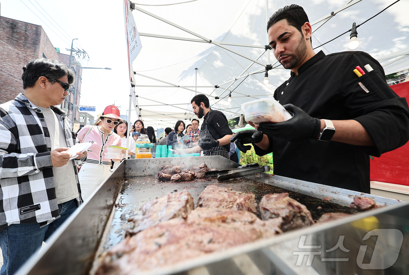 (서울=뉴스1) 김도우 기자 = 18일 서울 성북구 성북로 일대에서 열린 제17회 성북세계음식축제 누리마실에서 세계 각국 음식들이 판매되고 있다.제17회를 맞는 성북세계음식축제 누 …
