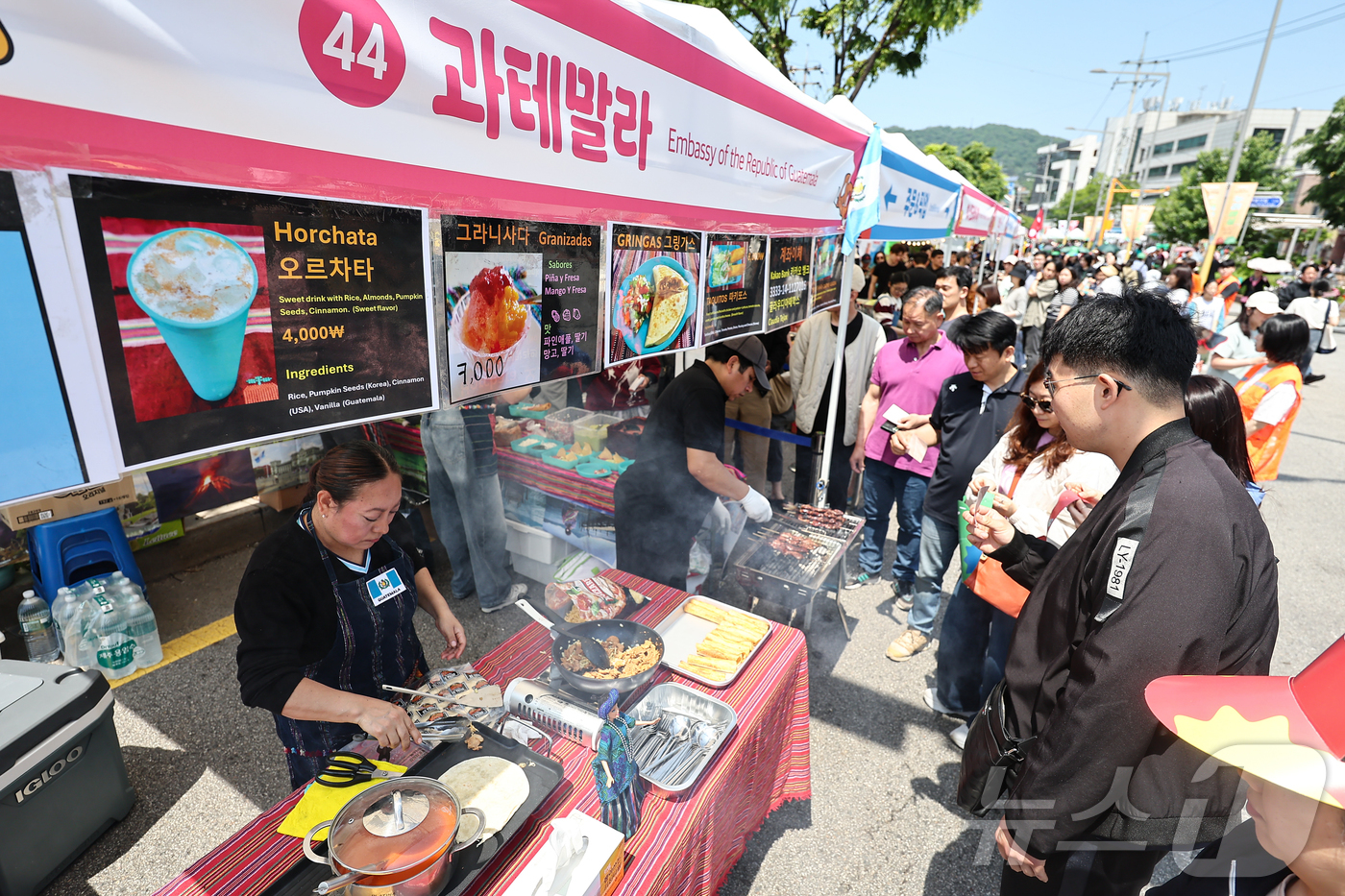 (서울=뉴스1) 김도우 기자 = 18일 서울 성북구 성북로 일대에서 열린 제17회 성북세계음식축제 누리마실에서 세계 각국 음식들이 판매되고 있다.제17회를 맞는 성북세계음식축제 누 …