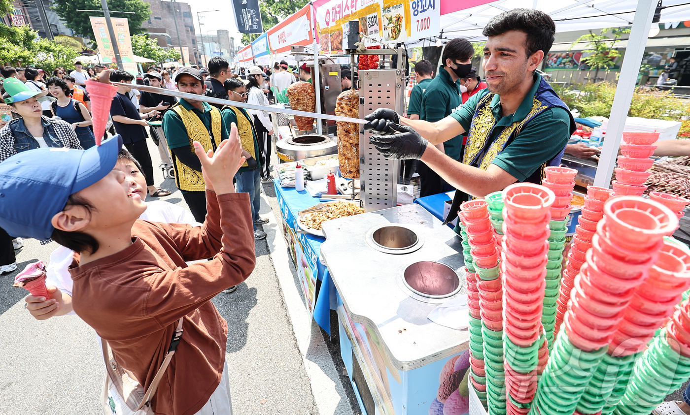 (서울=뉴스1) 김도우 기자 = 18일 서울 성북구 성북로 일대에서 열린 제17회 성북세계음식축제 누리마실에서 세계 각국 음식들이 판매되고 있다.제17회를 맞는 성북세계음식축제 누 …
