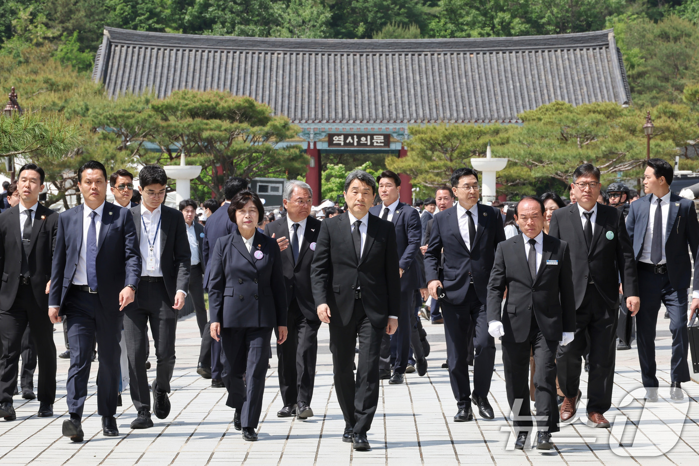 (광주=뉴스1) = 이주호 대통령 권한대행 부총리 겸 교육부장관이 18일 광주 북구 국립5.18민주묘지에서 열린 제45주년 5.18 민주화운동 기념식에 참석하고 있다. (교육부 제 …