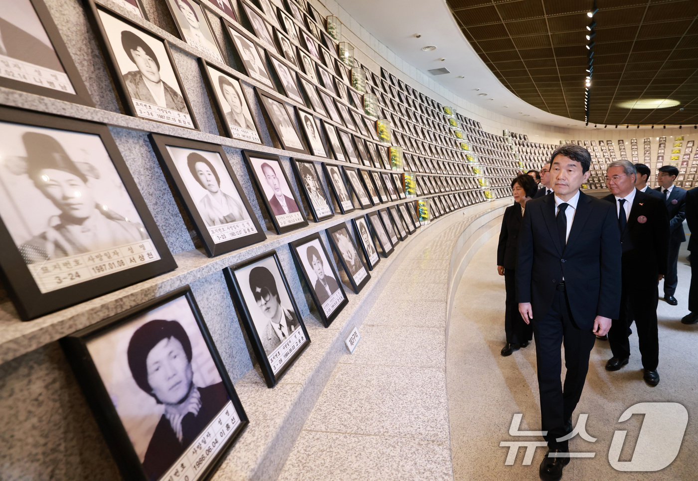 (광주=뉴스1) = 이주호 대통령 권한대행 부총리 겸 교육부장관이 18일 광주 북구 국립5.18민주묘지에서 열린 제45주년 5.18 민주화운동 기념식을 마치고 유영봉안소를 찾고 있 …