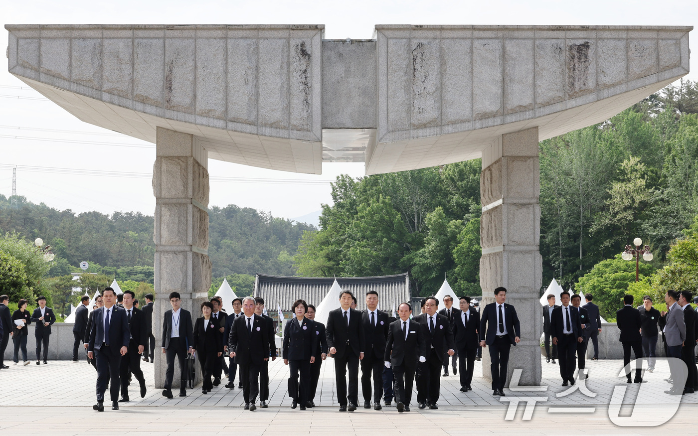 (광주=뉴스1) = 이주호 대통령 권한대행 부총리 겸 교육부장관이 18일 광주 북구 국립5.18민주묘지에서 열린 제45주년 5.18 민주화운동 기념식에 참석하고 있다. (교육부 제 …