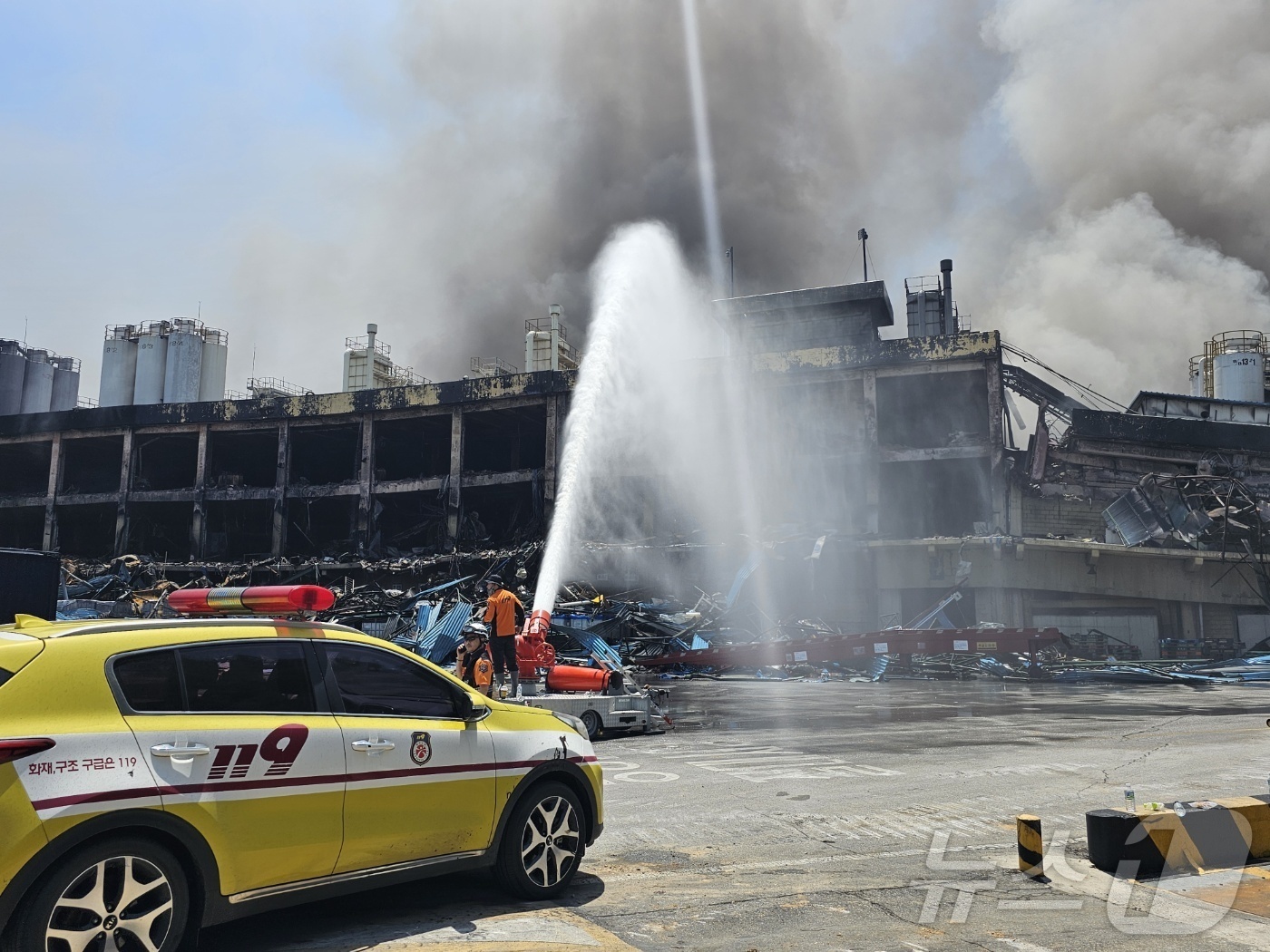 (광주=뉴스1) 최성국 기자 = 18일 오후 광주 광산구 금호타이어 광주공장에서 소방대원들이 대형 펌프를 동원해 연기가 피어오르는 화재 현장에 물을 뿌리고 있다. 2025.5.18 …