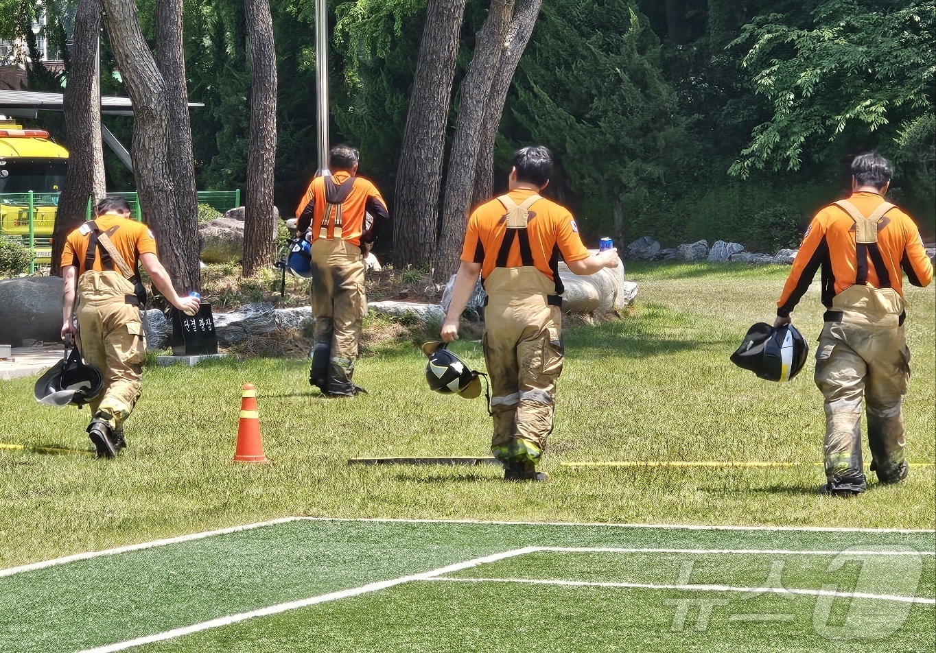 (광주=뉴스1) 최성국 기자 = 18일 오후 금호타이어 광주공장 화재 현장에 투입된 소방대원들이 검게 그을린 소방복을 입고 잠시 휴식을 취하고 있다. 2025.5.18/뉴스1