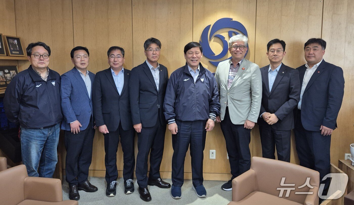 본문 이미지 -  제주도체육회가 최근 한국야구위원회를 방문, 허구연 총재(왼쪽 다섯번째)를 면담했다.(제주도체육회 제공)/뉴스1
