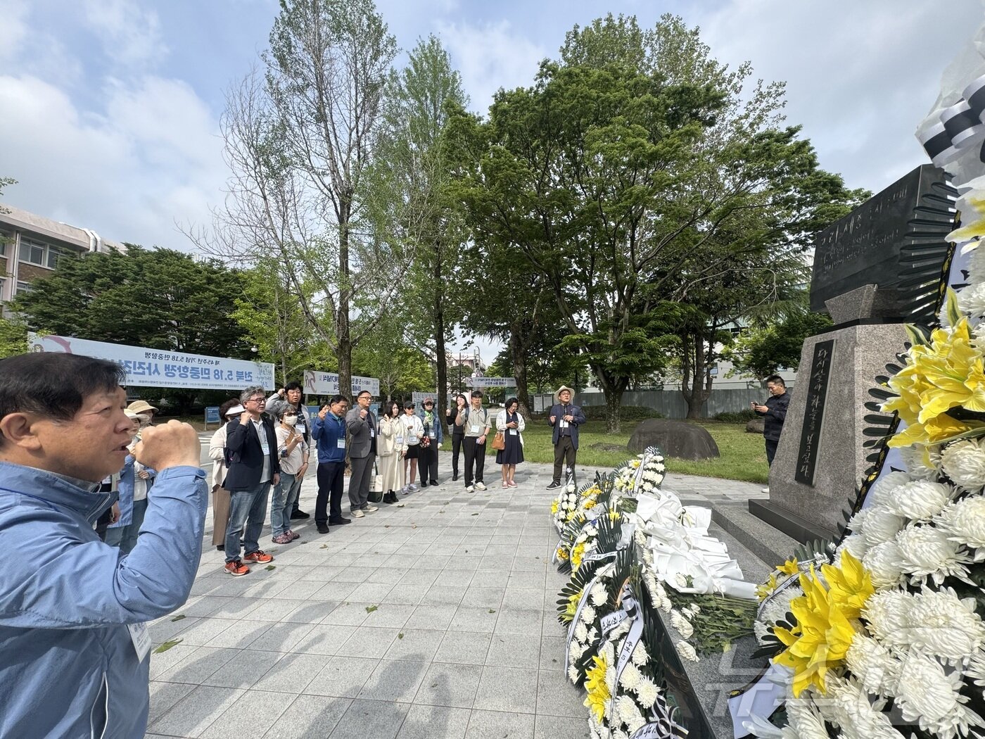 본문 이미지 - 18일 전북대학교 이세종 열사 추모비 앞에서 전북순례단 '소년의길' 참가자들이 참배 후 임을 위한 행진곡을 부르고 있다. ⓒ News1 장수인 기자