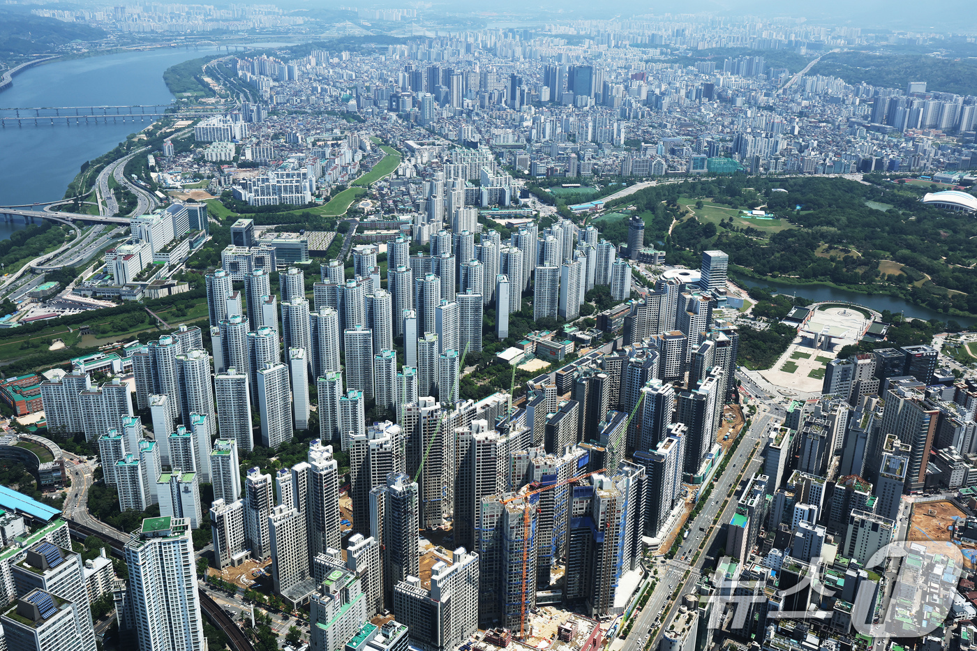(서울=뉴스1) 장수영 기자 = 18일 서울 송파구 서울스카이에서 바라본 아파트 단지 모습.서울부동산정보광장에 따르면 지난 17일까지 신고된 서울 아파트 3월 거래량은 1만 6건으 …