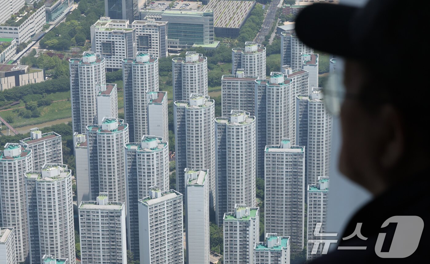 본문 이미지 - 서울 송파구 서울스카이에서 바라본 아파트 단지 모습. 2025.5.18/뉴스1 ⓒ News1 장수영 기자