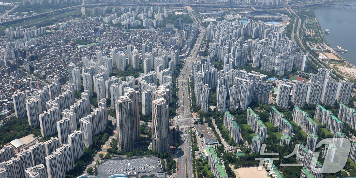 (서울=뉴스1) 장수영 기자 = 18일 서울 송파구 서울스카이에서 바라본 아파트 단지 모습.서울부동산정보광장에 따르면 지난 17일까지 신고된 서울 아파트 3월 거래량은 1만 6건으 …