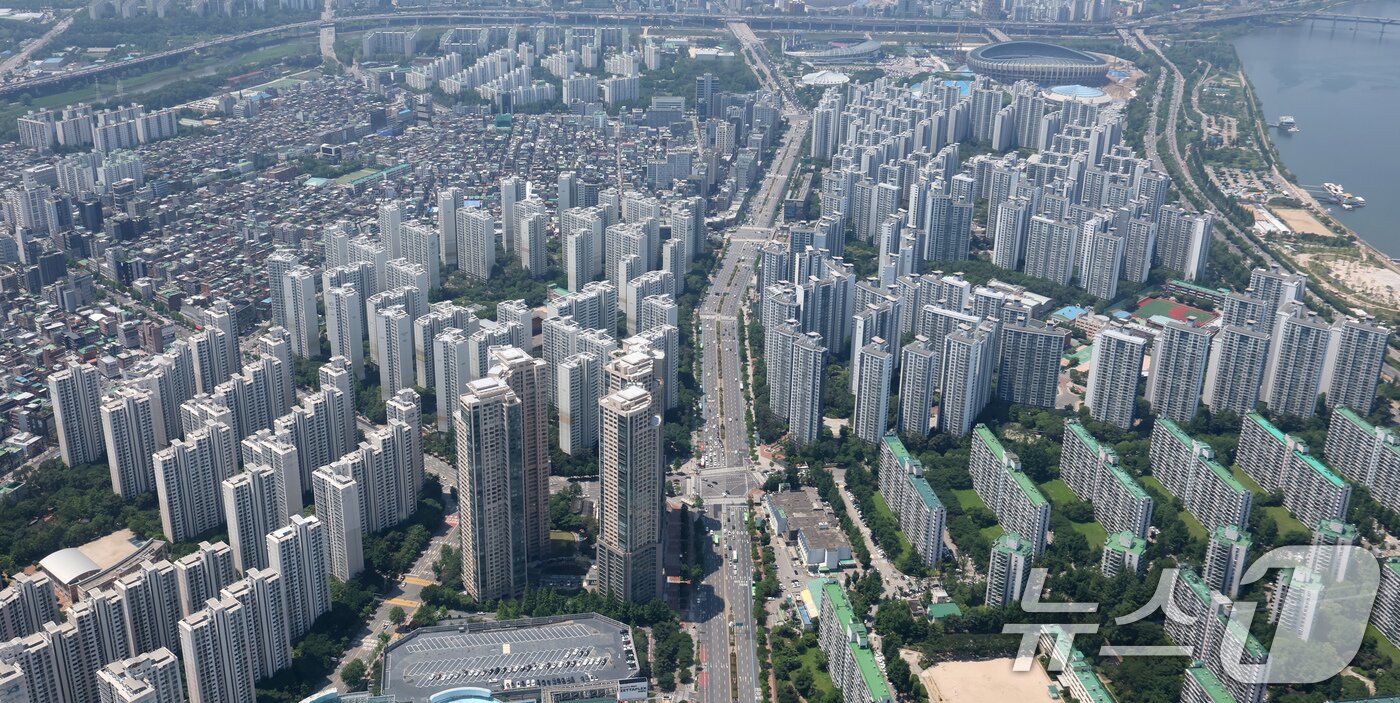 본문 이미지 -  서울 송파구 서울스카이에서 바라본 아파트 단지 모습. /뉴스1 ⓒ News1 장수영 기자