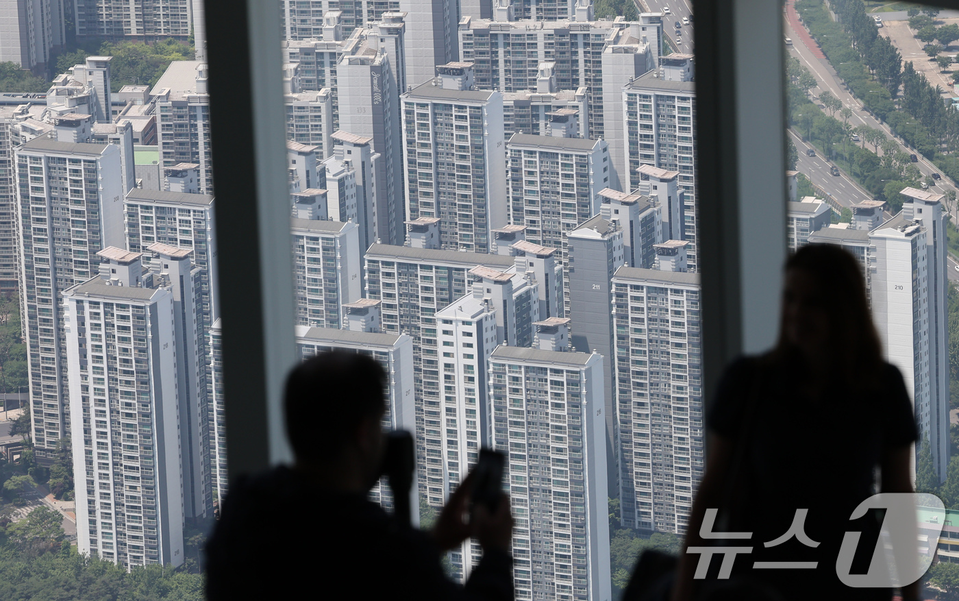 (서울=뉴스1) 장수영 기자 = 18일 서울 송파구 서울스카이에서 바라본 아파트 단지 모습.서울부동산정보광장에 따르면 지난 17일까지 신고된 서울 아파트 3월 거래량은 1만 6건으 …