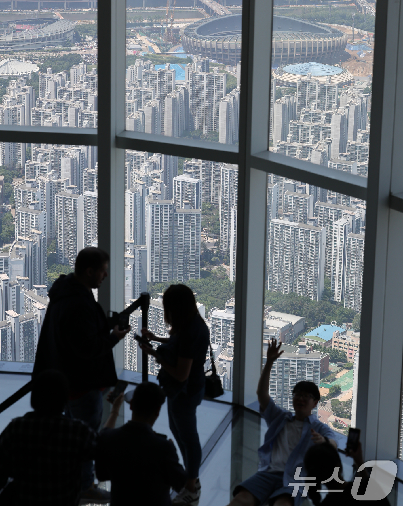 (서울=뉴스1) 장수영 기자 = 18일 서울 송파구 서울스카이에서 바라본 아파트 단지 모습.서울부동산정보광장에 따르면 지난 17일까지 신고된 서울 아파트 3월 거래량은 1만 6건으 …