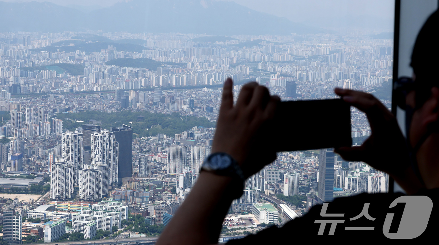 (서울=뉴스1) 장수영 기자 = 18일 서울 송파구 서울스카이에서 바라본 아파트 단지 모습.서울부동산정보광장에 따르면 지난 17일까지 신고된 서울 아파트 3월 거래량은 1만 6건으 …