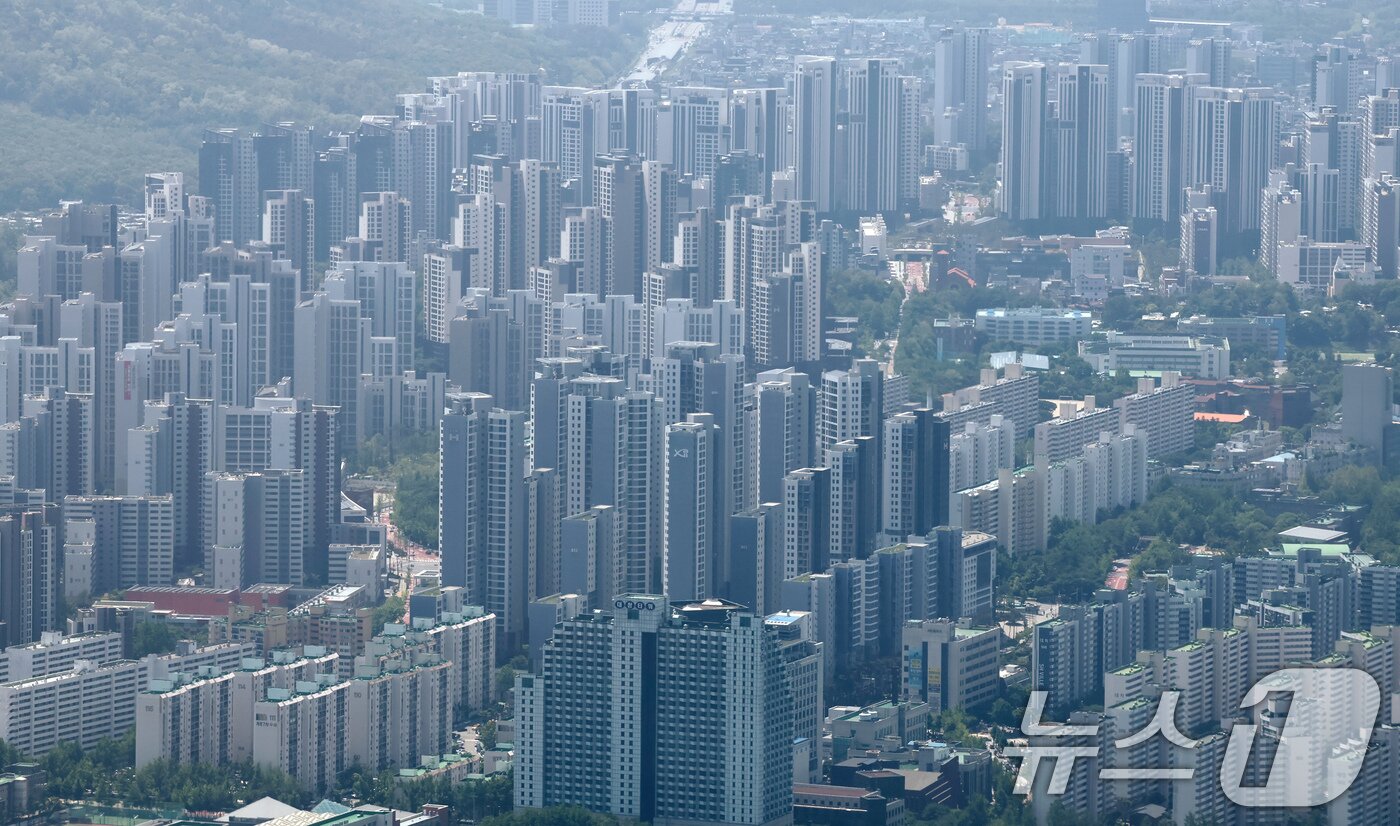 본문 이미지 - 서울 송파구 서울스카이에서 바라본 아파트 단지 모습. 2025.5.18/뉴스1 ⓒ News1 장수영 기자