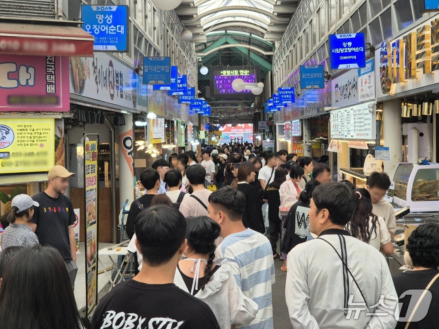 본문 이미지 - 휴일인 18일 강원 강릉 대표 전통시장인 강릉 중앙·성남시장이 나들이객들로 북적이고 있다. 2025.5.18/뉴스1