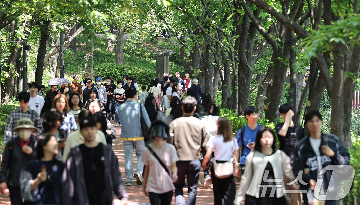 (서울=뉴스1) 장수영 기자 = 화창한 날씨를 보인 18일 서울 송파구 석촌호수에서 나들이에 나선 시민들이 여유로운 주말을 보내고 있다. 2025.5.18/뉴스1