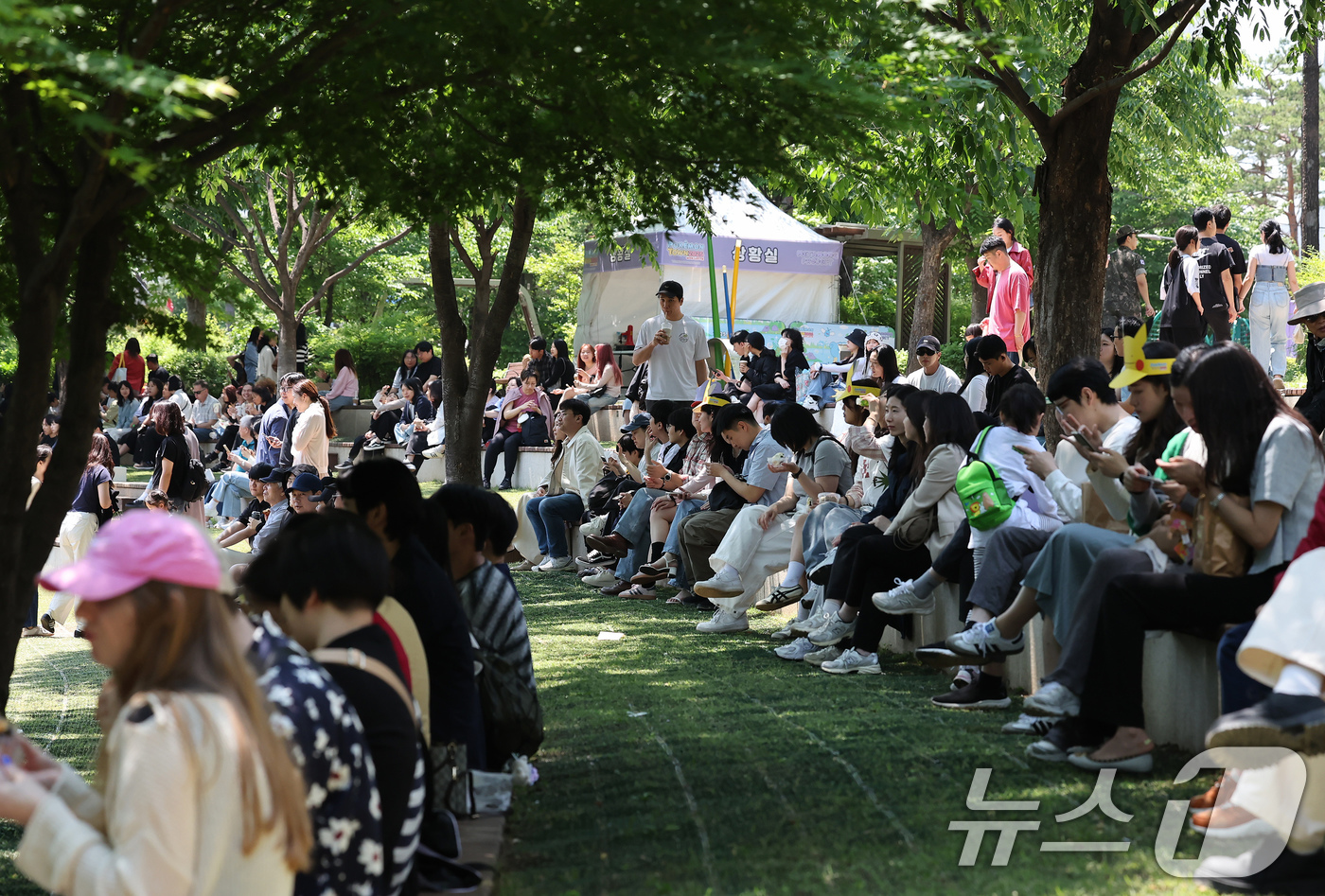 (서울=뉴스1) 장수영 기자 = 화창한 날씨를 보인 18일 서울 송파구 석촌호수에서 나들이에 나선 시민들이 여유로운 주말을 보내고 있다. 2025.5.18/뉴스1