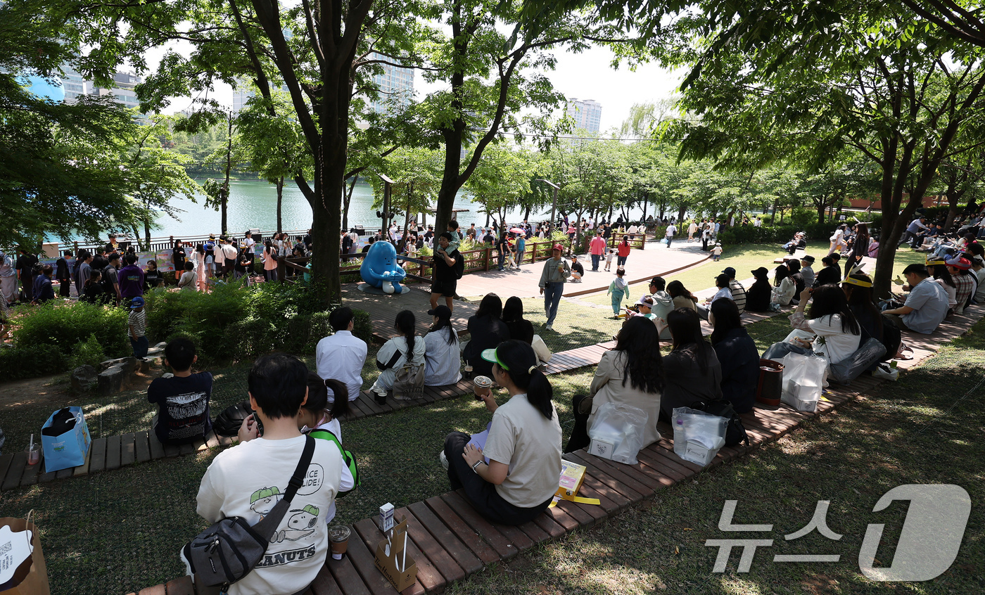 (서울=뉴스1) 장수영 기자 = 화창한 날씨를 보인 18일 서울 송파구 석촌호수에서 나들이에 나선 시민들이 여유로운 주말을 보내고 있다. 2025.5.18/뉴스1