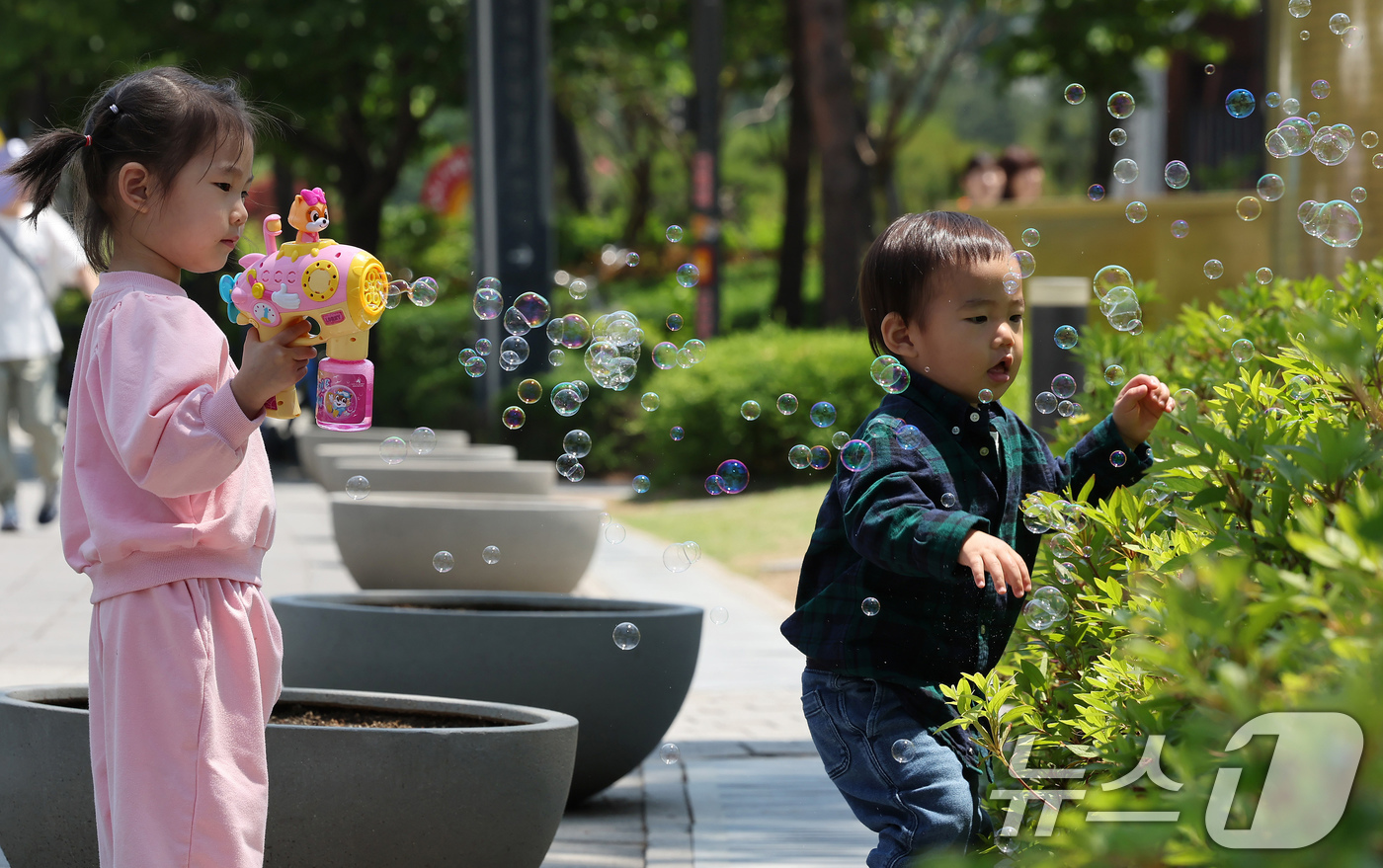 (서울=뉴스1) 장수영 기자 = 화창한 날씨를 보인 18일 서울 송파구 석촌호수를 찾은 어린이들이 비눗방울로 놀이를 하고 있다. 2025.5.18/뉴스1