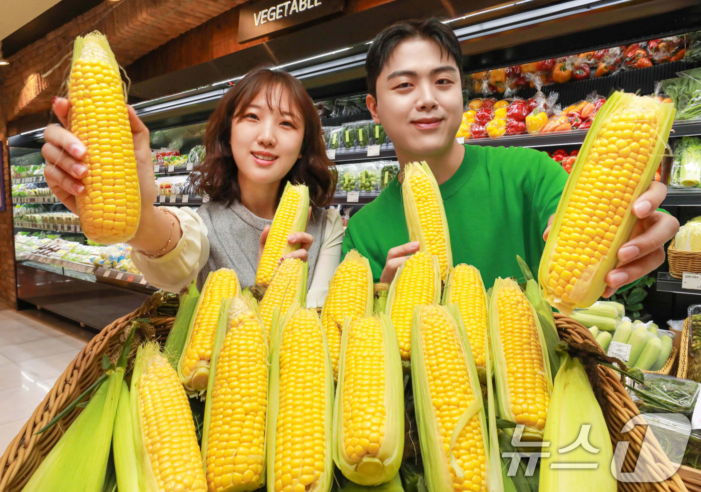 (서울=뉴스1) 박지혜 기자 = 18일 오전 서울 강남구 현대백화점 압구정본점 식품관에서 직원들이 올해 첫 수확한 초당옥수수를 선보이고 있다. 이번에 선보이는 '초당옥수수'는 일반 …