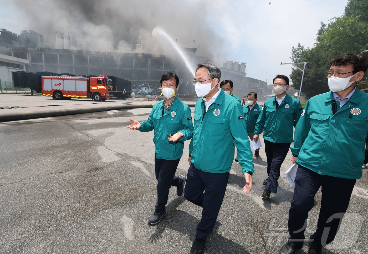 (서울=뉴스1)  박지혜 기자 = 고기동 행정안전부 장관 직무대행이 18일 오전 광주광역시 광산구 금호타이어 광주공장 화재현장을 찾아 화재진압과 피해상황 등을 점검하고 있다. (행 …