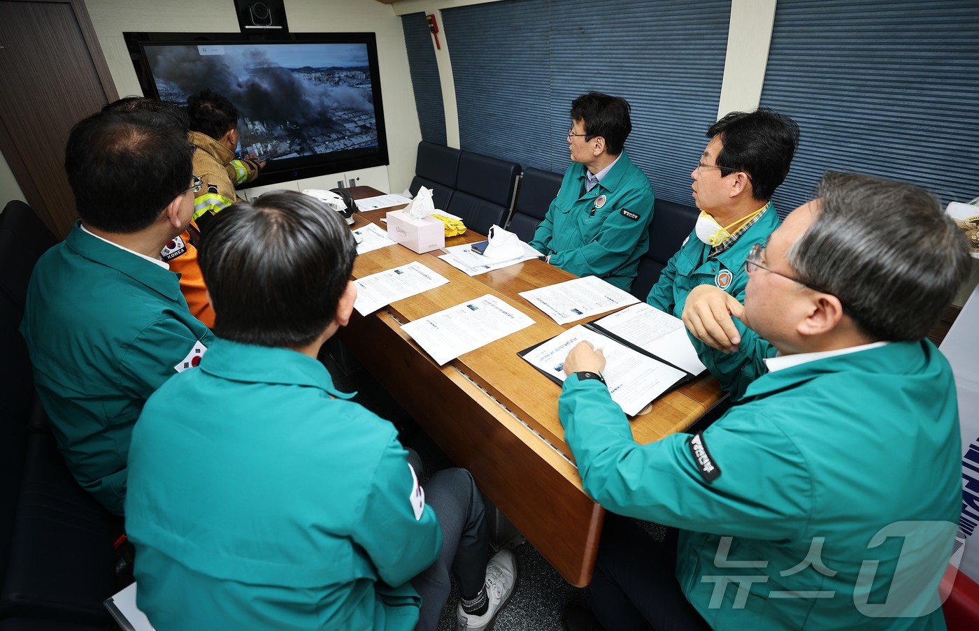 (서울=뉴스1)  박지혜 기자 = 고기동 행정안전부 장관 직무대행이 18일 오전 광주광역시 광산구 금호타이어 광주공장 화재현장을 찾아 화재진압과 피해상황 등을 점검하고 있다. (행 …