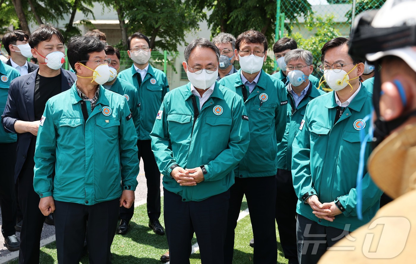 (서울=뉴스1)  박지혜 기자 = 고기동 행정안전부 장관 직무대행이 18일 오전 광주광역시 광산구 금호타이어 광주공장 화재현장을 찾아 화재진압과 피해상황 등을 점검하고 있다. (행 …