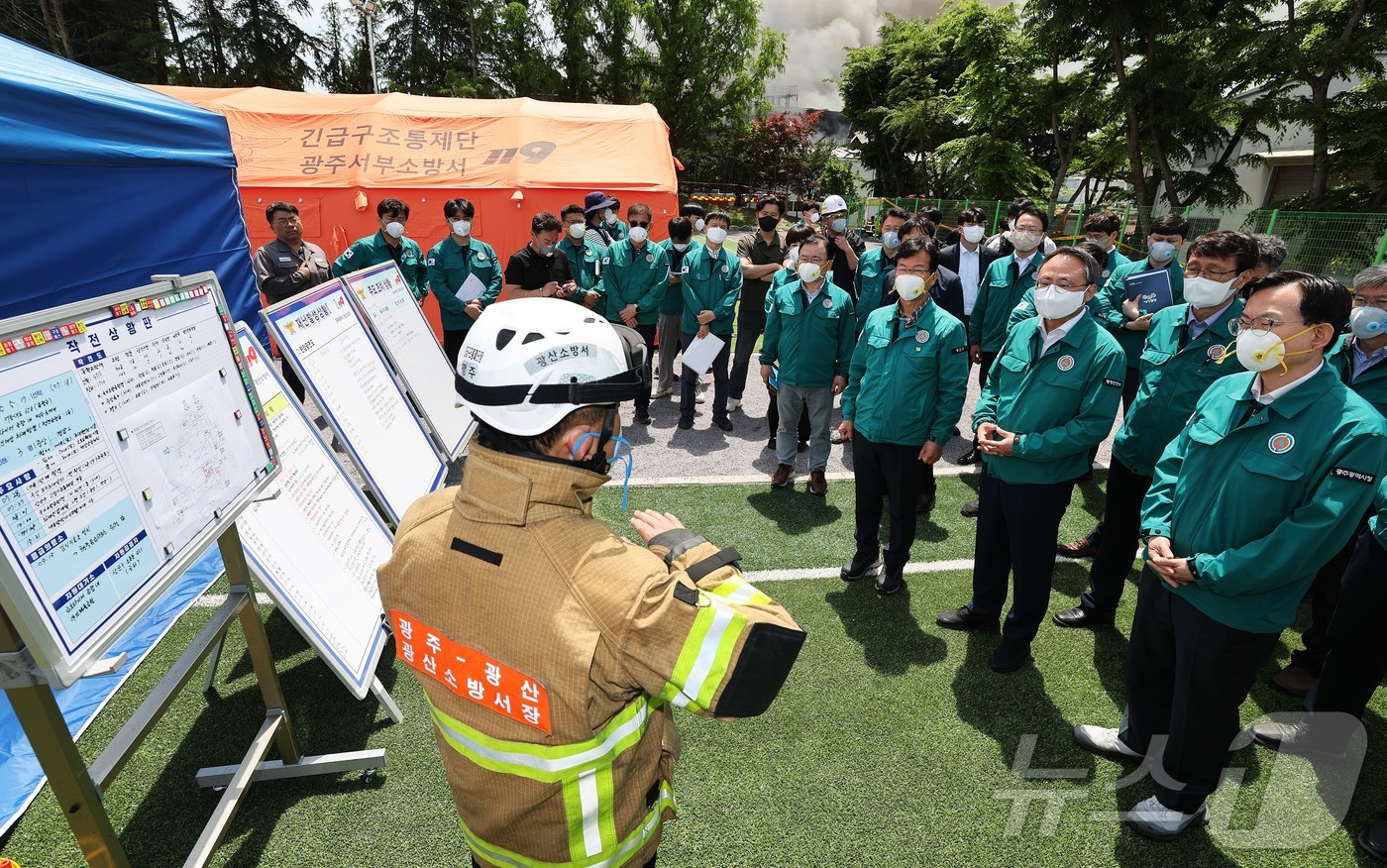 (서울=뉴스1)  박지혜 기자 = 고기동 행정안전부 장관 직무대행이 18일 오전 광주광역시 광산구 금호타이어 광주공장 화재현장을 찾아 화재진압과 피해상황 등을 점검하고 있다. (행 …