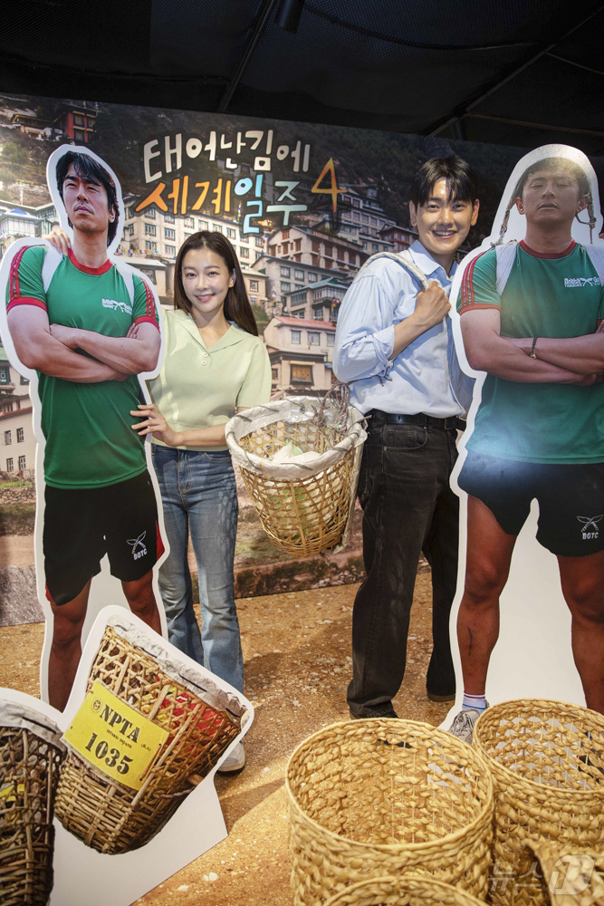 (서울=뉴스1) 박지혜 기자 = 신세계백화점 강남점 지하 1층 특설 행사장에서 MBC 인기 예능 와 협업한 ‘태어난 김에 하는 팝업’이 진행되고 있다.팝업은 오는 27일까지(19 …