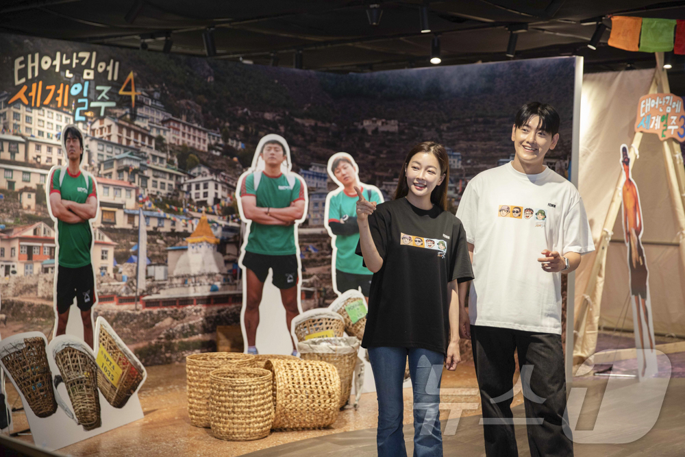 (서울=뉴스1) 박지혜 기자 = 신세계백화점 강남점 지하 1층 특설 행사장에서 MBC 인기 예능 와 협업한 ‘태어난 김에 하는 팝업’이 진행되고 있다.팝업은 오는 27일까지(19 …