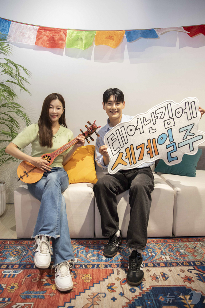 (서울=뉴스1) 박지혜 기자 = 신세계백화점 강남점 지하 1층 특설 행사장에서 MBC 인기 예능 와 협업한 ‘태어난 김에 하는 팝업’이 진행되고 있다.팝업은 오는 27일까지(19 …