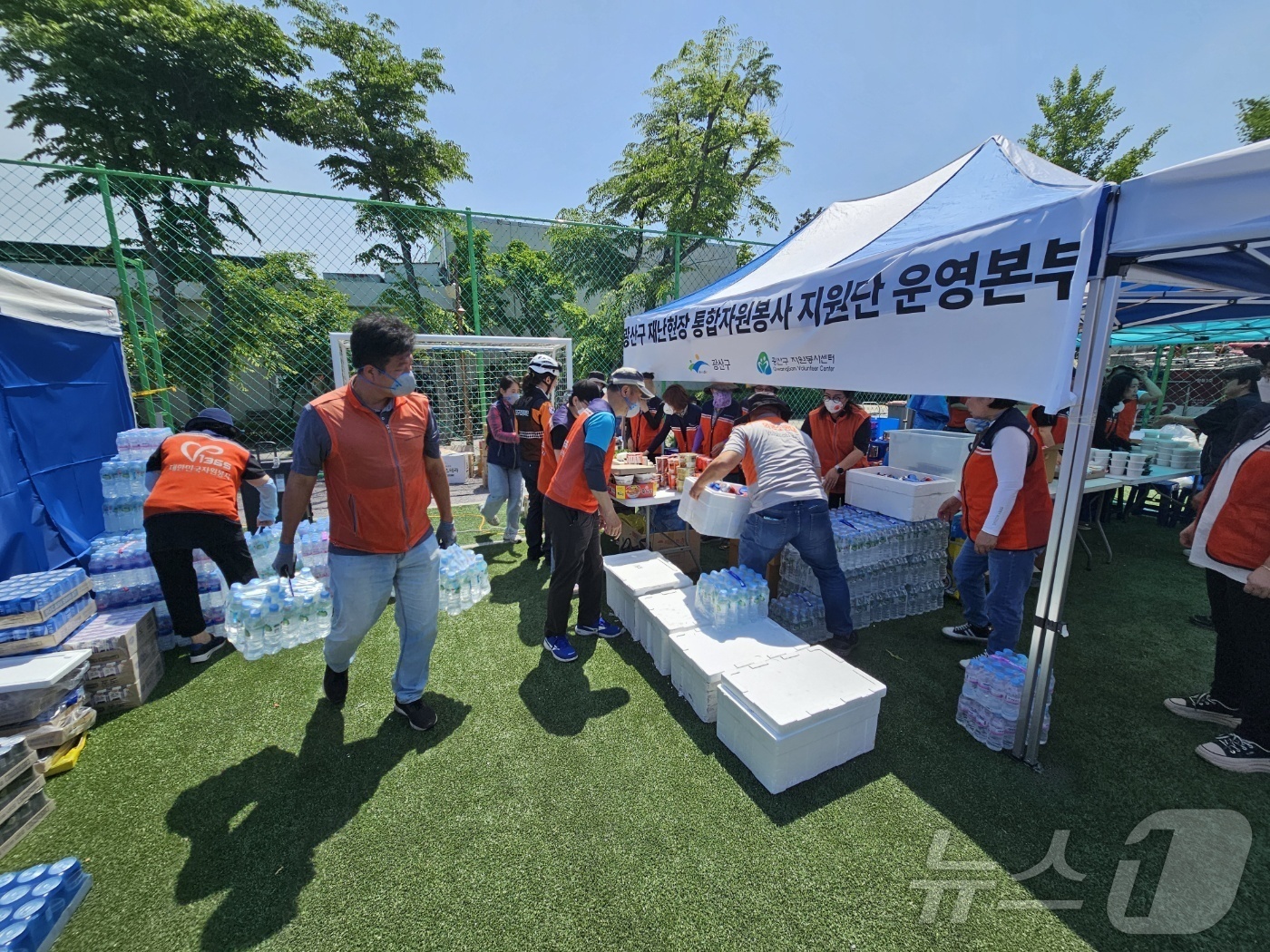 (광주=뉴스1) 최성국 기자 = 18일 오후 금호타이어 광주공장 화재 현장에서 시민들이 소방관들을 위한 생수를 나르고 있다. 2025.5.18/뉴스1