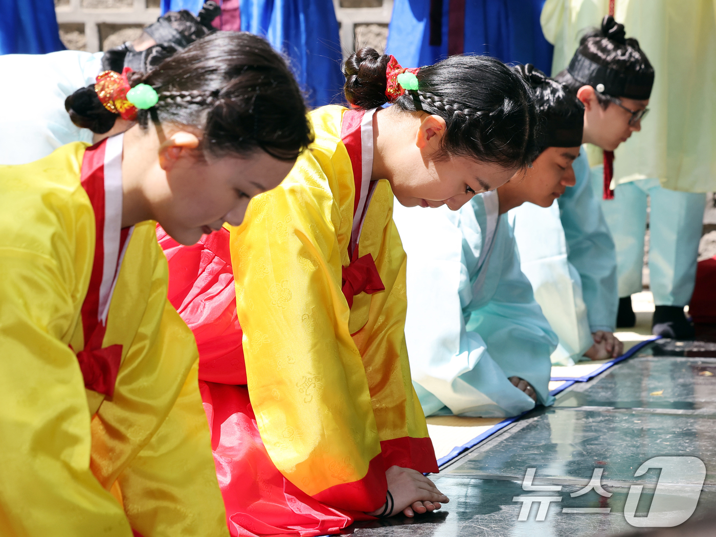 (서울=뉴스1) 황기선 기자 = 5월 셋째 월요일 ‘성년의 날’을 하루 앞둔 18일 오후 서울 덕수궁 돌담길에서 열린 '성년의 날 기념행사'에서 올해 성년이 되는 청소년들이 '전통 …