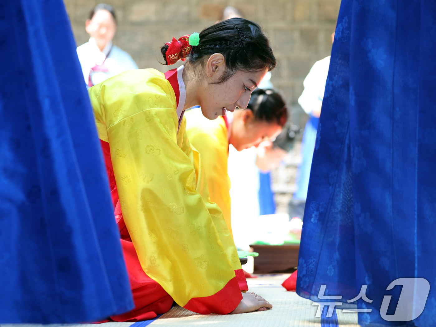 (서울=뉴스1) 황기선 기자 = 5월 셋째 월요일 ‘성년의 날’을 하루 앞둔 18일 오후 서울 덕수궁 돌담길에서 열린 '성년의 날 기념행사'에서 올해 성년이 되는 청소년들이 '전통 …