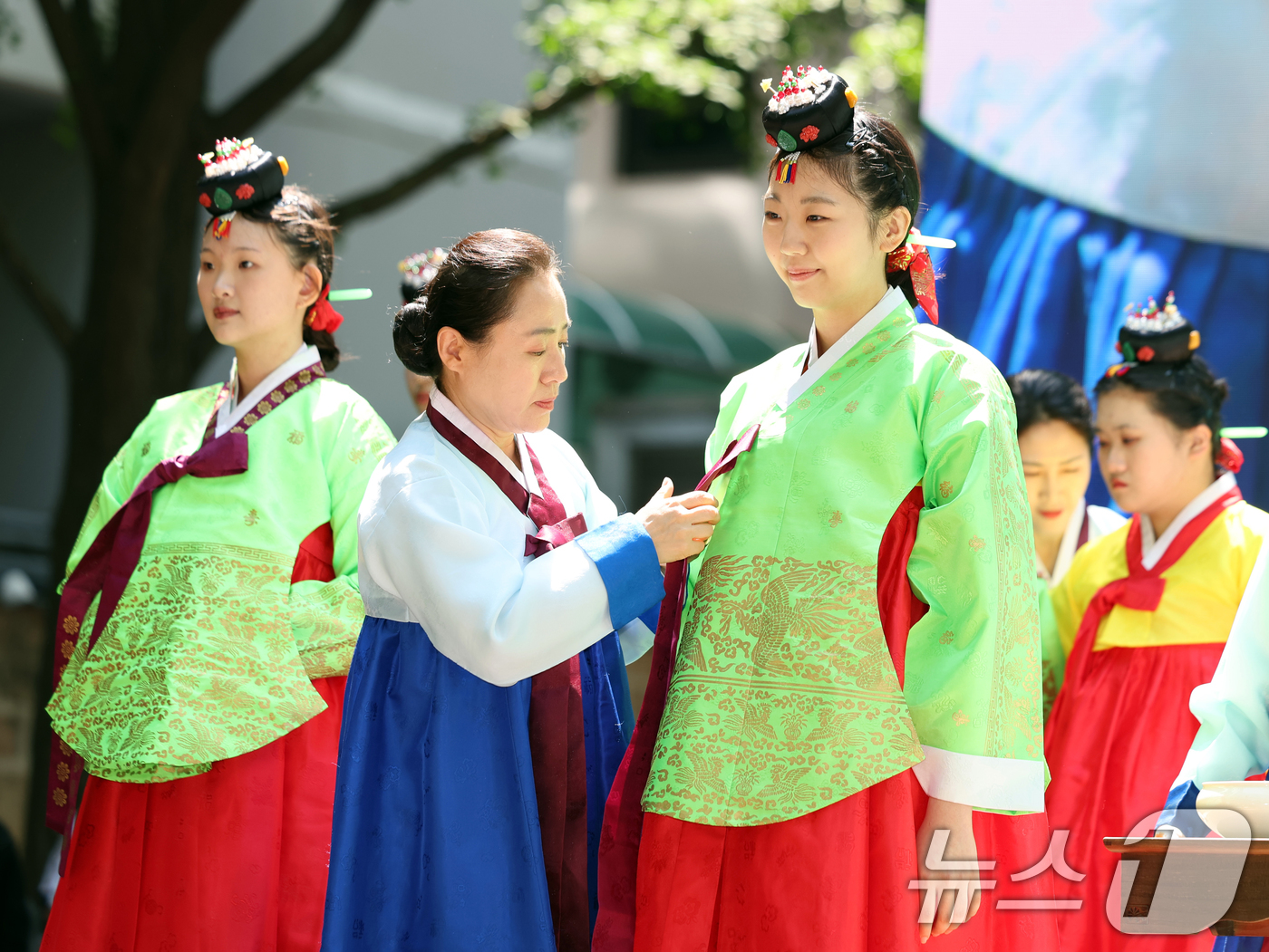 (서울=뉴스1) 황기선 기자 = 5월 셋째 월요일 ‘성년의 날’을 하루 앞둔 18일 오후 서울 덕수궁 돌담길에서 열린 '성년의 날 기념행사'에서 올해 성년이 되는 청소년들이 '전통 …