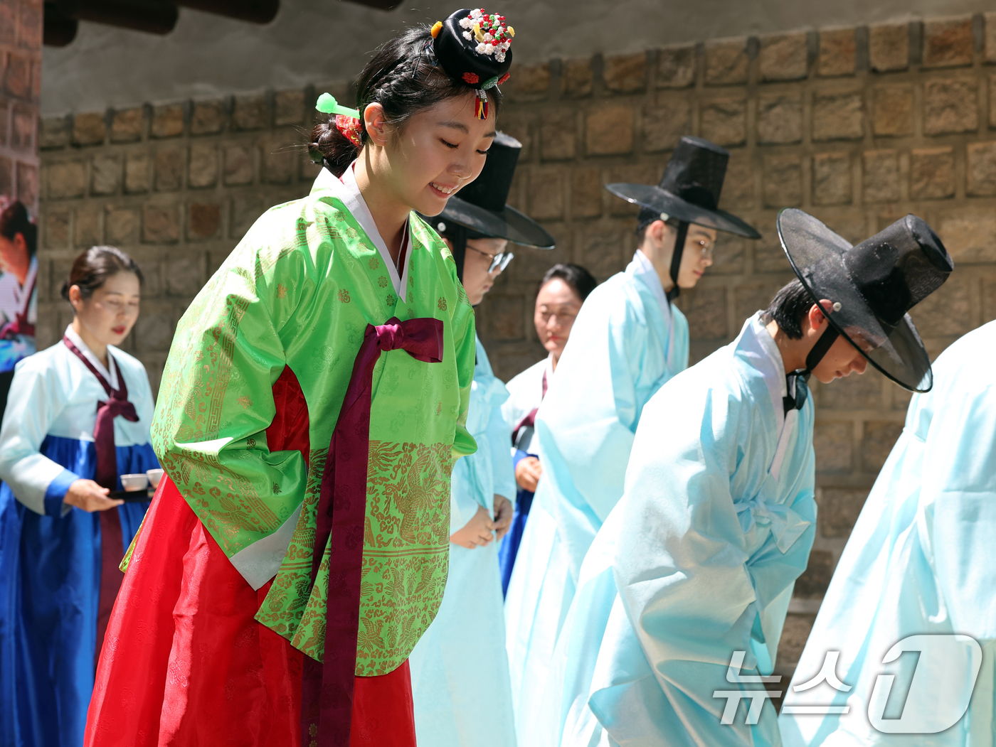 (서울=뉴스1) 황기선 기자 = 5월 셋째 월요일 ‘성년의 날’을 하루 앞둔 18일 오후 서울 덕수궁 돌담길에서 열린 '성년의 날 기념행사'에서 올해 성년이 되는 청소년들이 '전통 …