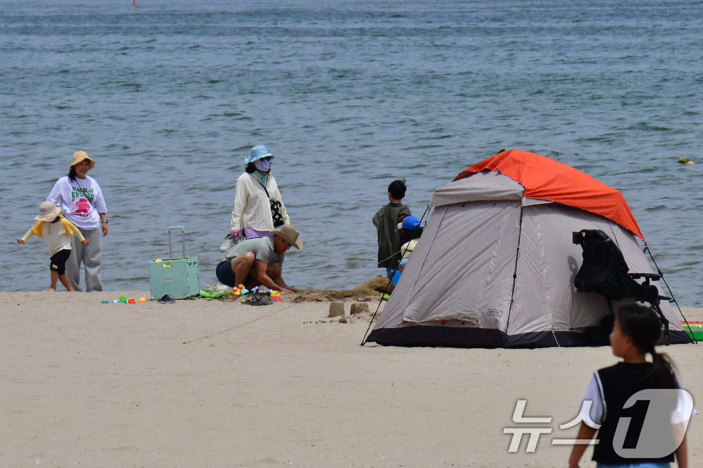(포항=뉴스1) 최창호 기자 = 18일 경북 포항시 북구 영일대해수욕장 백사장에서 시민과 관광객들이 모래놀이를 하며 시간을 보내고 있다.  2025.5.18/뉴스1
