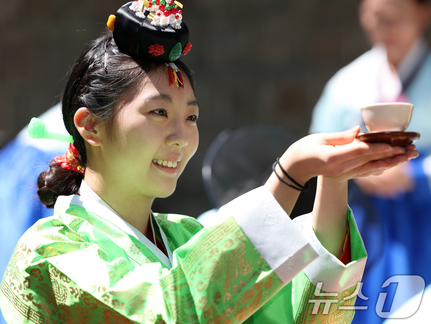 (서울=뉴스1) 황기선 기자 = 5월 셋째 월요일 ‘성년의 날’을 하루 앞둔 18일 오후 서울 덕수궁 돌담길에서 열린 '성년의 날 기념행사'에서 올해 성년이 되는 청소년들이 '전통 …