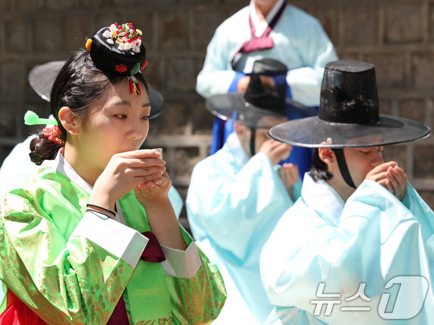 (서울=뉴스1) 황기선 기자 = 5월 셋째 월요일 ‘성년의 날’을 하루 앞둔 18일 오후 서울 덕수궁 돌담길에서 열린 '성년의 날 기념행사'에서 올해 성년이 되는 청소년들이 '전통 …