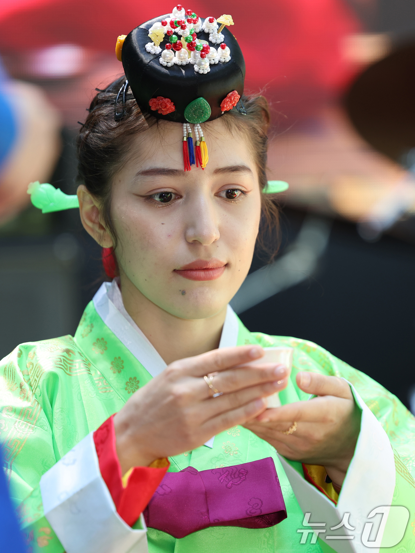 (서울=뉴스1) 황기선 기자 = 5월 셋째 월요일 ‘성년의 날’을 하루 앞둔 18일 오후 서울 덕수궁 돌담길에서 열린 '성년의 날 기념행사'에서 올해 성년이 되는 청소년들이 '전통 …