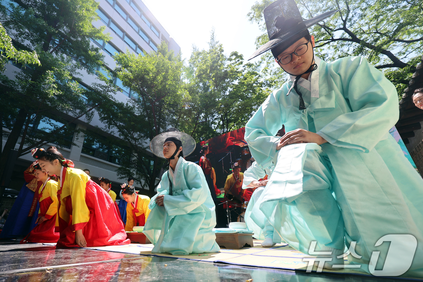 (서울=뉴스1) 황기선 기자 = 5월 셋째 월요일 ‘성년의 날’을 하루 앞둔 18일 오후 서울 덕수궁 돌담길에서 열린 '성년의 날 기념행사'에서 올해 성년이 되는 청소년들이 '전통 …