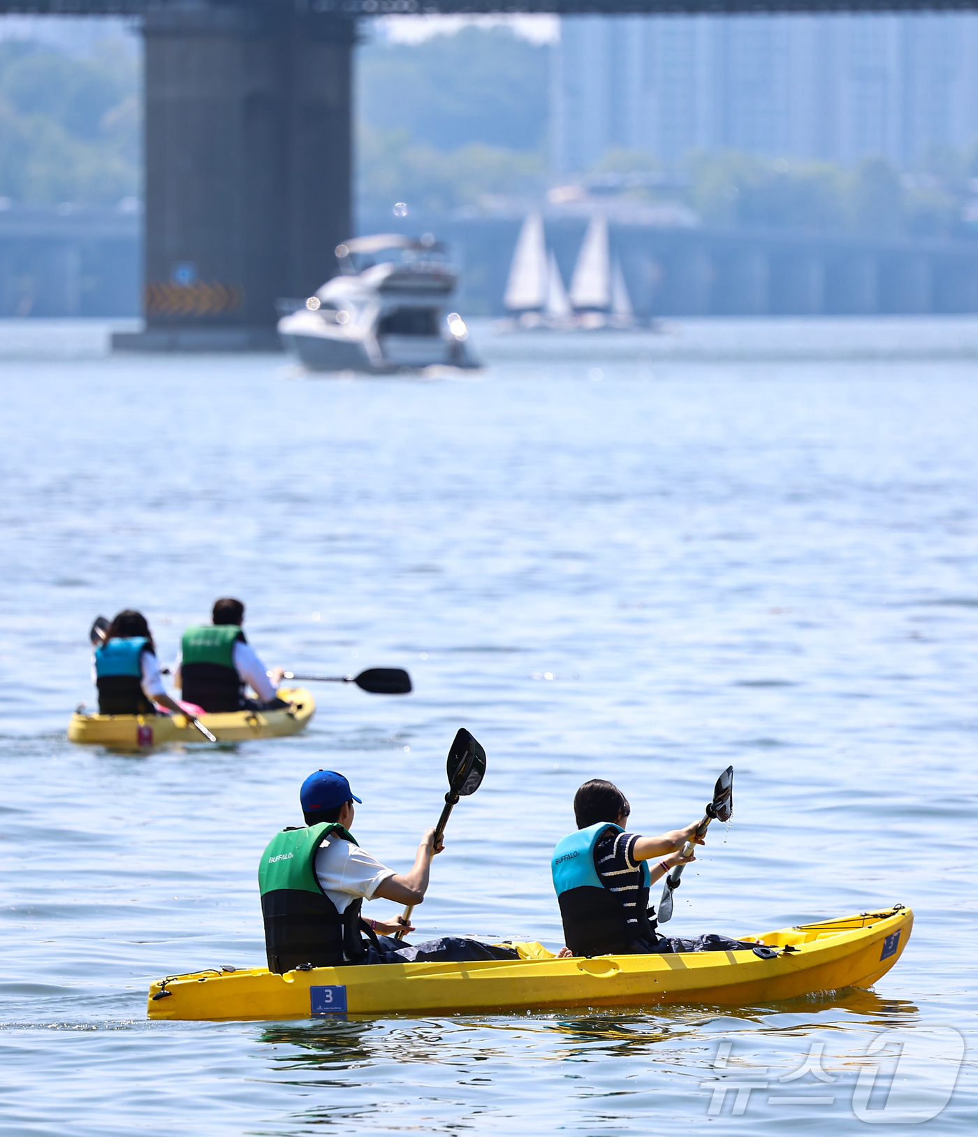 (서울=뉴스1) 김도우 기자 = 18일 서울 서초구 세빛섬에서 열린 2025 한강페스티벌 '세빛섬 카약 페스티벌'에 참가한 시민들이 카약을 타며 즐거운 시간을 보내고 있다. 202 …