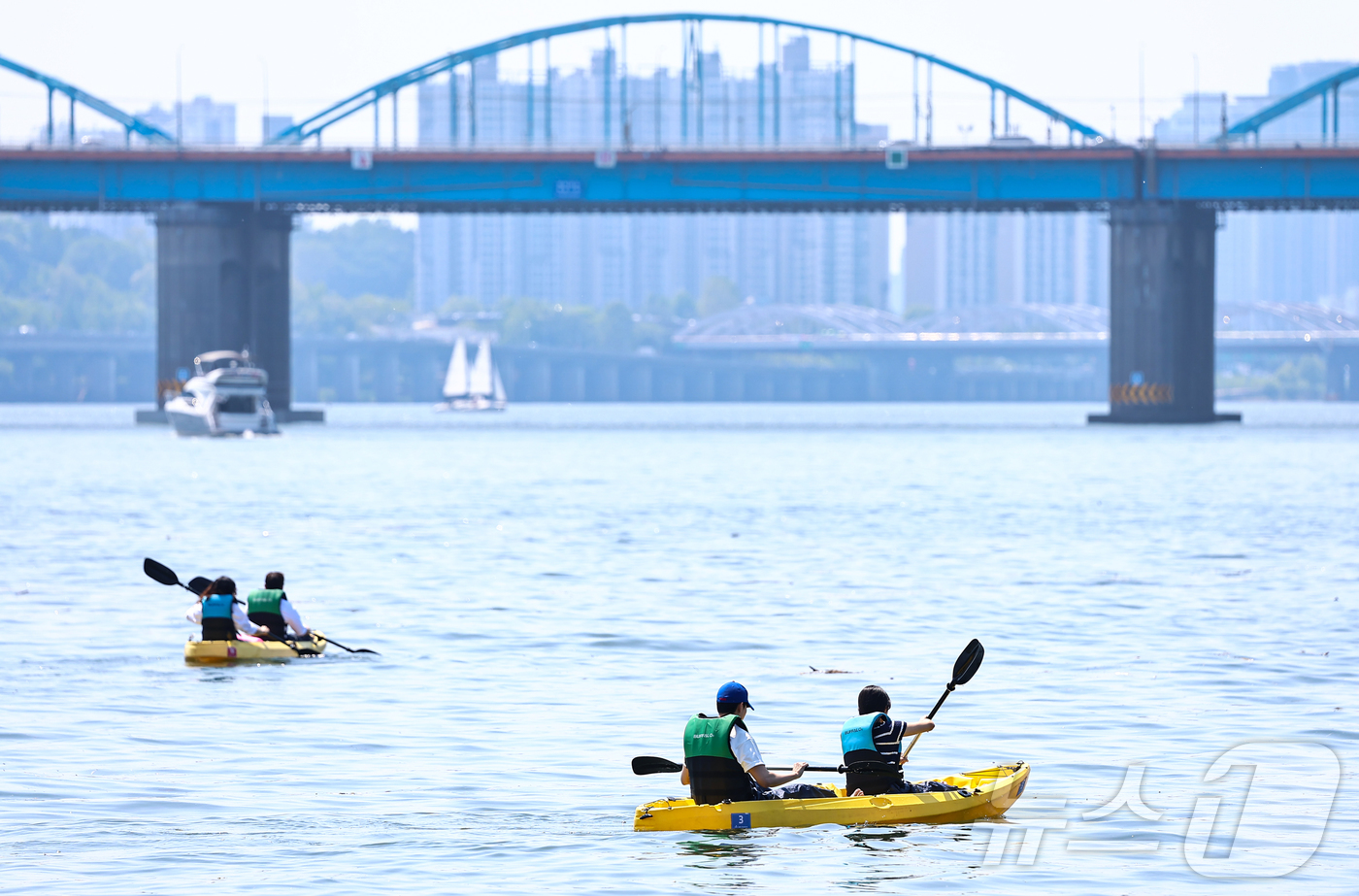 (서울=뉴스1) 김도우 기자 = 18일 서울 서초구 세빛섬에서 열린 2025 한강페스티벌 '세빛섬 카약 페스티벌'에 참가한 시민들이 카약을 타며 즐거운 시간을 보내고 있다. 202 …