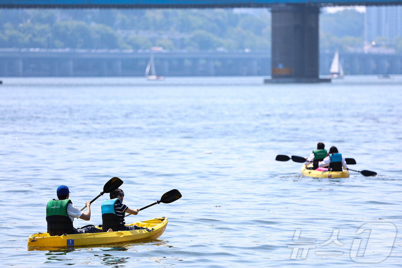(서울=뉴스1) 김도우 기자 = 18일 서울 서초구 세빛섬에서 열린 2025 한강페스티벌 '세빛섬 카약 페스티벌'에 참가한 시민들이 카약을 타며 즐거운 시간을 보내고 있다. 202 …