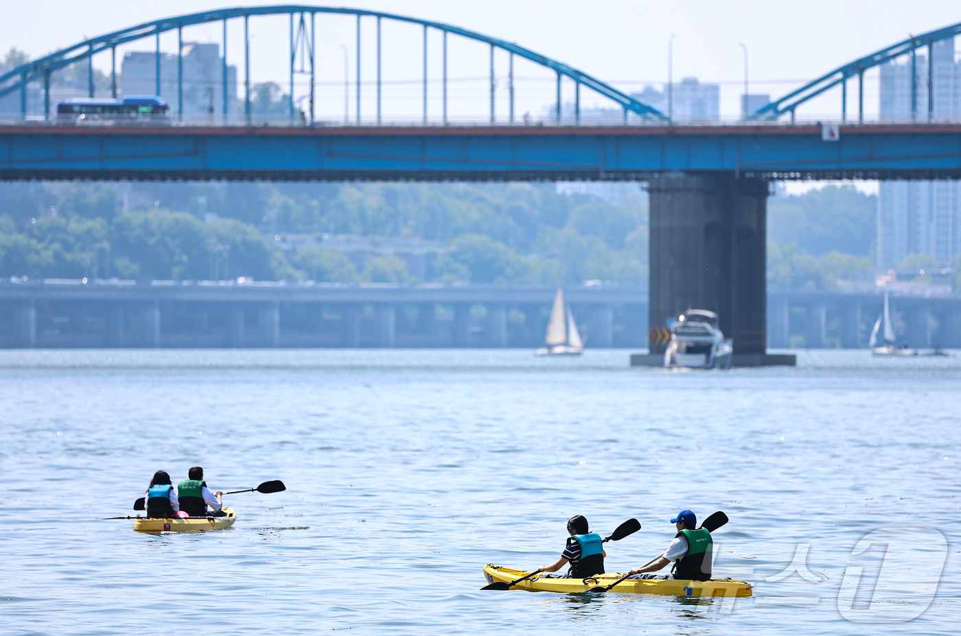 (서울=뉴스1) 김도우 기자 = 18일 서울 서초구 세빛섬에서 열린 2025 한강페스티벌 '세빛섬 카약 페스티벌'에 참가한 시민들이 카약을 타며 즐거운 시간을 보내고 있다. 202 …