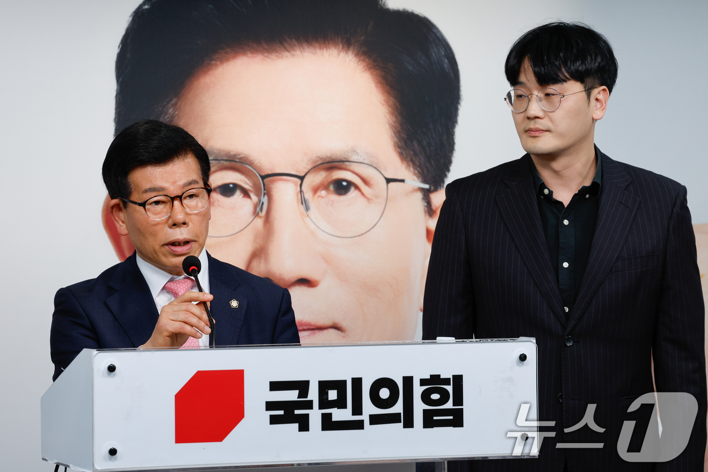 (서울=뉴스1) 안은나 기자 = 장영하 국민의힘 중앙선대위 진실대응전략단장(왼쪽)과 유재호 전 성남시의원이 18일 서울 여의도 당사에서 이재명 더불어민주당 대통령 후보의 성남시장 …