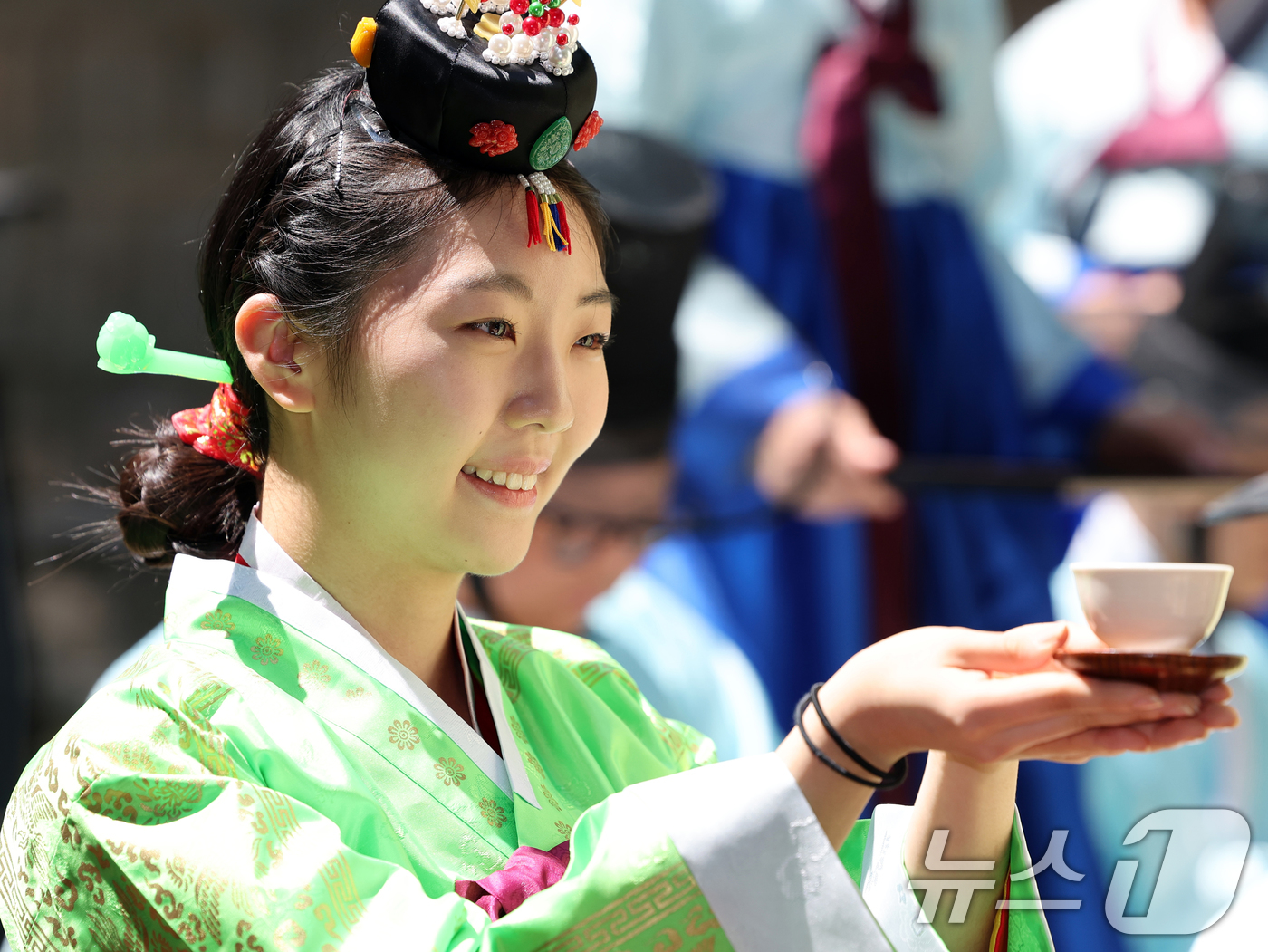 (서울=뉴스1) 황기선 기자 = 5월 셋째 월요일 ‘성년의 날’을 하루 앞둔 18일 오후 서울 덕수궁 돌담길에서 열린 '성년의 날 기념행사'에서 올해 성년이 되는 청소년들이 '전통 …