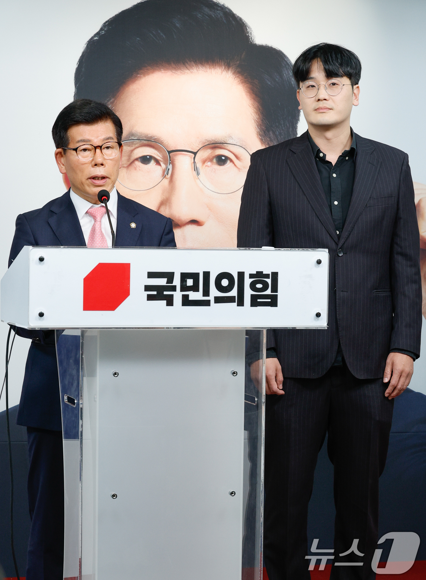 (서울=뉴스1) 안은나 기자 = 장영하 국민의힘 중앙선대위 진실대응전략단장(왼쪽)과 유재호 전 성남시의원이 18일 서울 여의도 당사에서 이재명 더불어민주당 대통령 후보의 성남시장 …